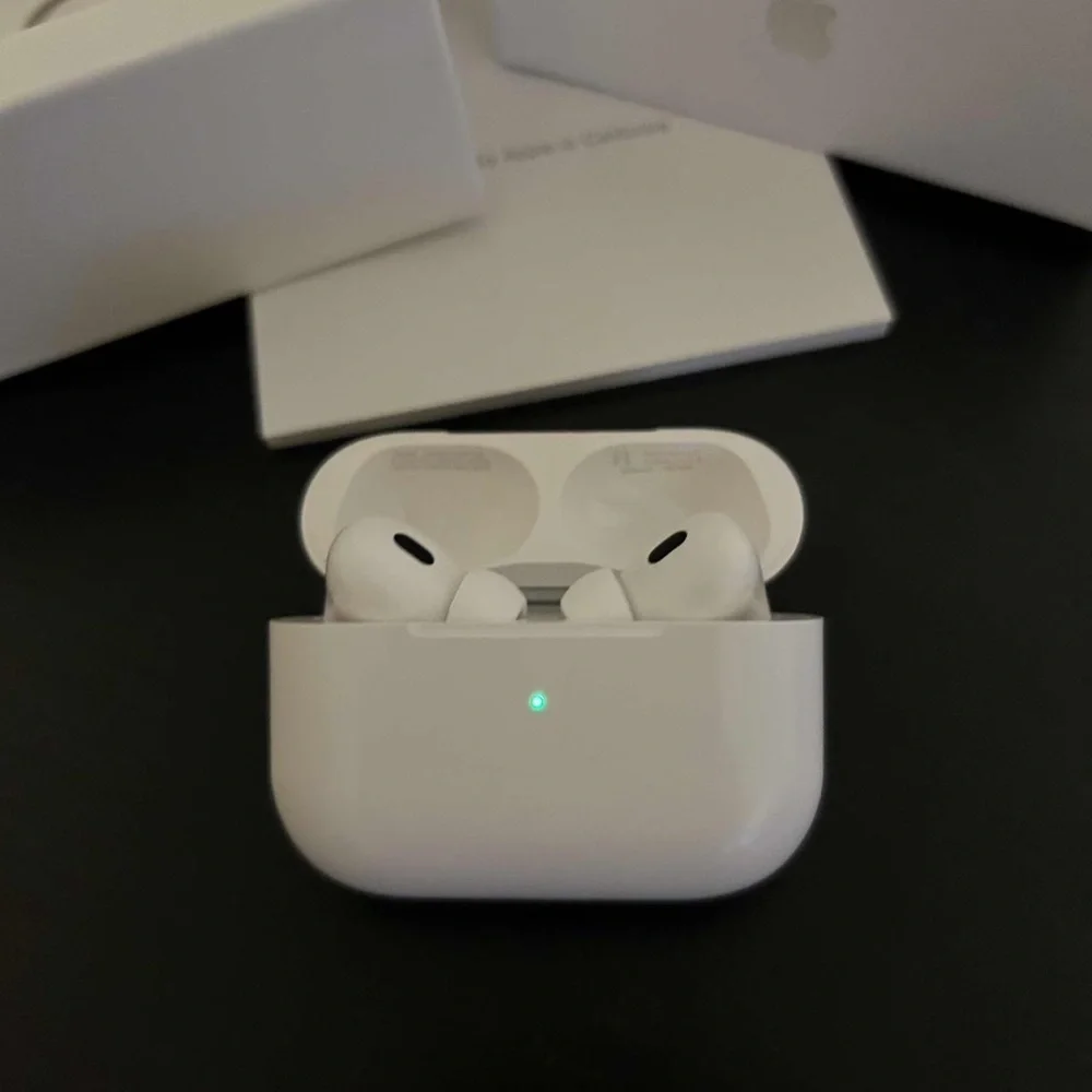 Apple White Wireless Earbuds with Charging Case